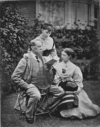 Charles Dickens con dos de sus hijas, c.1865